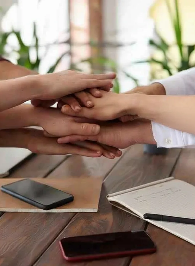 فريق عمل يناقش مراحل دورة حياة المشروع